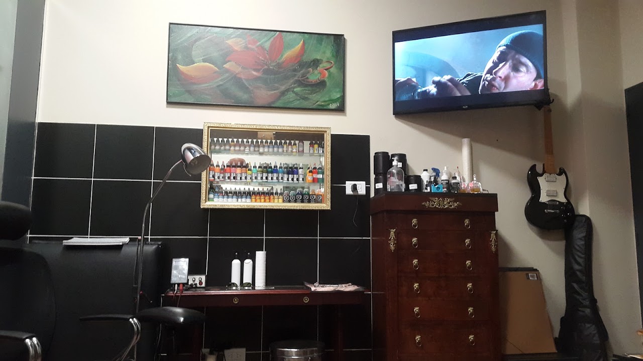 Estación de tatuaje con vitrina de tintas
