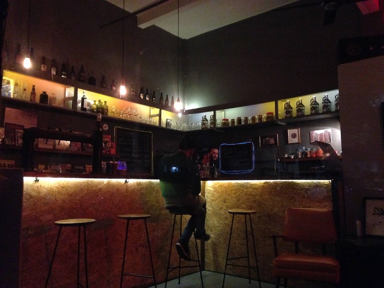 Barra de la cervecería artesanal dentro de UKATATA